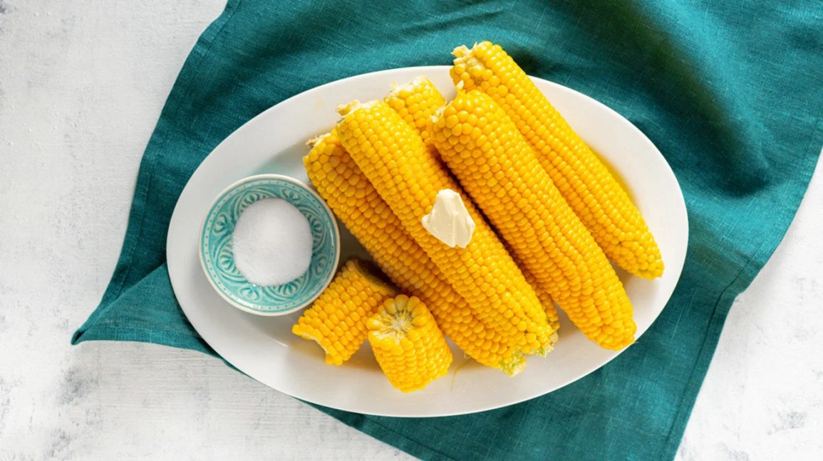 A plate of boiled corn on the cob